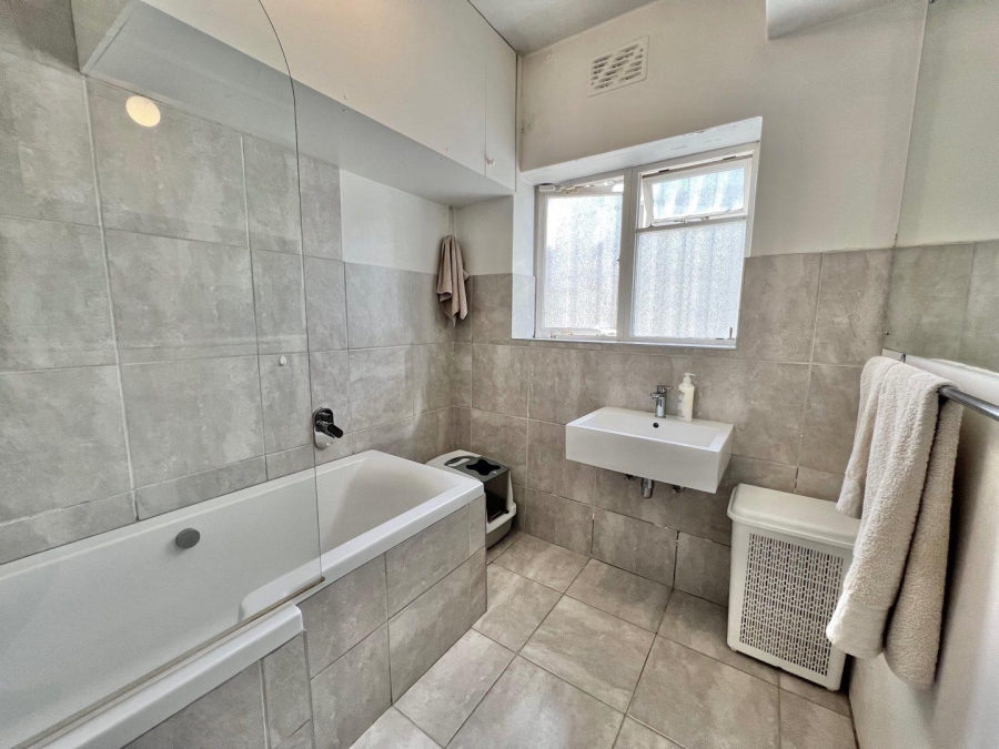 2 Bedroom Property for Sale in Vredehoek Western Cape